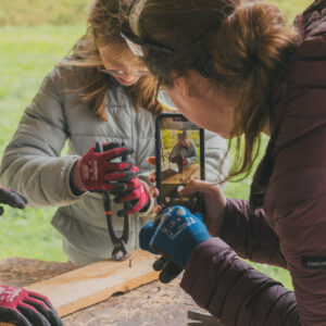 Participants pendant l’atelier nichoir palettes en nature