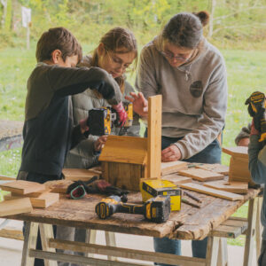 Atelier nichoir palettes à la Maison de la Forêt