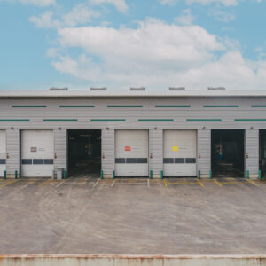 Élèves hongrois découvrant l’unité de transfert du SEROC à Bayeux lors du projet Erasmus Think Green