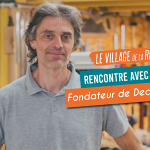 Lionel Cerdan travaillant le bois de récupération pour créer des meubles